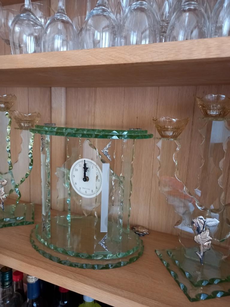 Set klok en 2 kristallen kandelaars inclusief 1 gebarsten vo, Ophalen