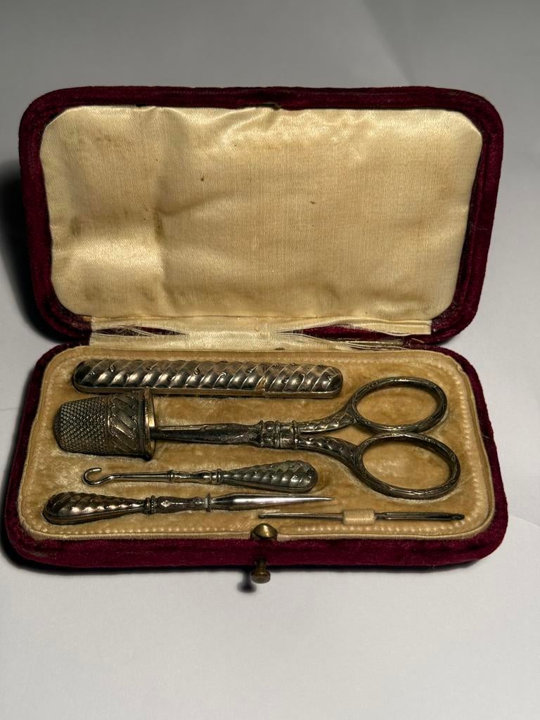 Oud naaisetje, gevuld met zilver, 20e eeuw, compleet, Ophalen