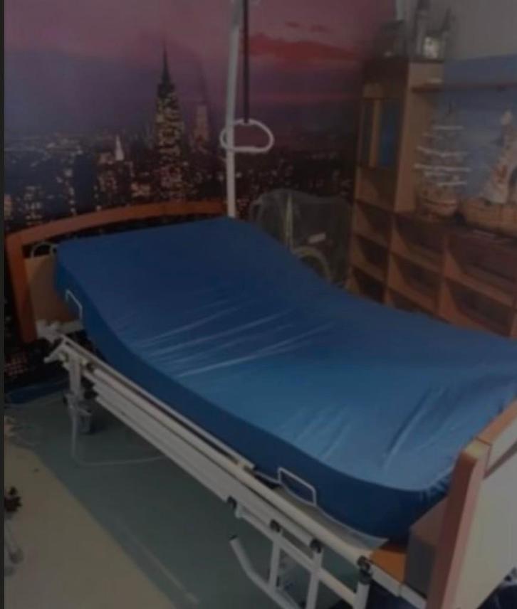 Elektrisch medisch bed + matras (levering mogelijk?, Diversen, Verpleegmiddelen, Gebruikt, Ophalen of Verzenden