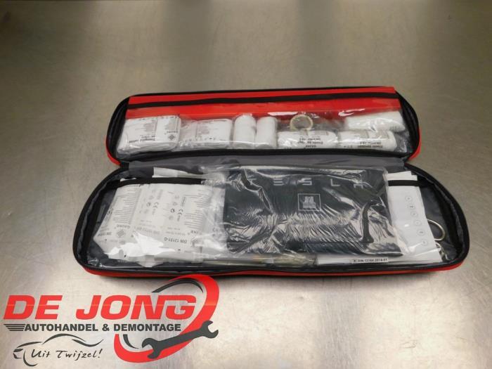 EHBO kit van een Tesla Model 3, Auto-onderdelen, Overige Auto-onderdelen, Overige automerken, Gebruikt, 3 maanden garantie, Ophalen of Verzenden