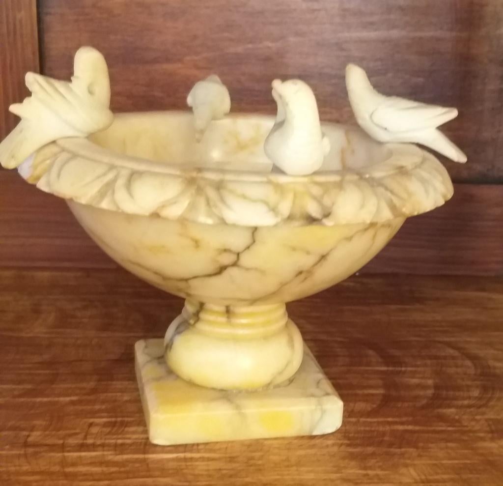 bol à boire antique en albâtre avec pigeons, Antiquités & Art, Antiquités | Autres Antiquités, Enlèvement ou Envoi