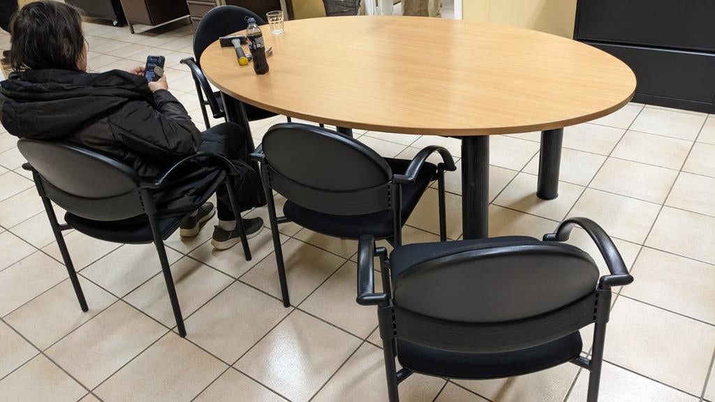 Vergadertafel 6 personen met zwarte stoelen, Ophalen