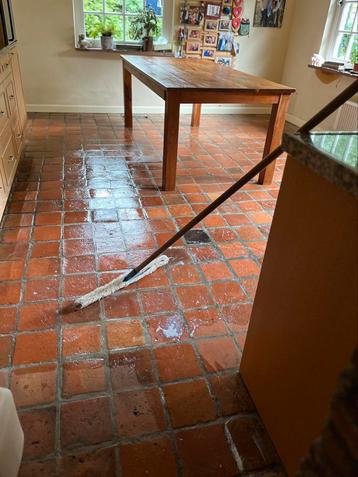 Antieke plavuizen kerkvloer schoonmaken  beschikbaar voor biedingen