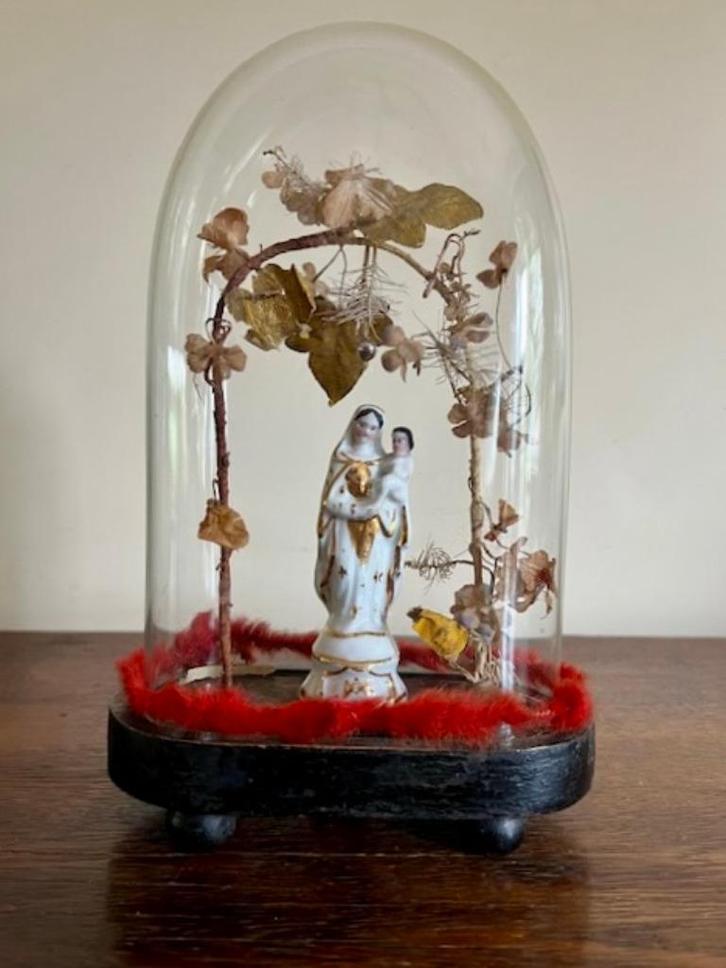 Porseleinen beeldje onder stolp Maria met kind 19 eeuw, Antiek en Kunst, Antiek | Religieuze voorwerpen, Ophalen of Verzenden