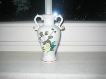 Decoratief vaasje met roosjes beschikbaar voor biedingen