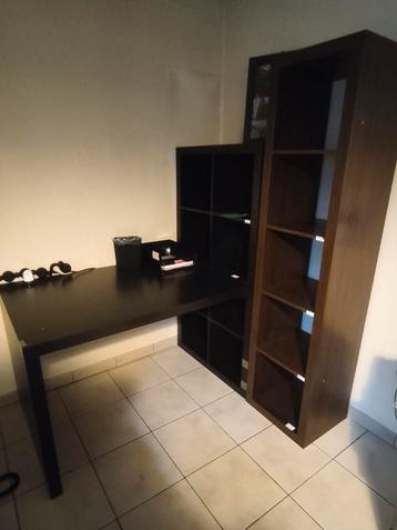 Omkeerbare bureau, smalle vitrinekast en kast zonder deuren beschikbaar voor biedingen