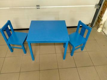 kindertafel en 2 stoeltjes beschikbaar voor biedingen