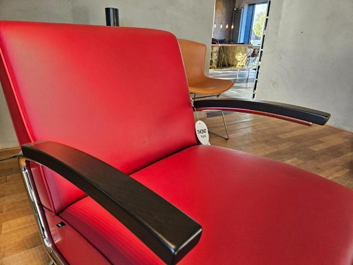 Thonet - S411 + poef, Huis en Inrichting, Fauteuils, Zo goed als nieuw, Leer, Metaal, 50 tot 75 cm, 75 tot 100 cm, Ophalen