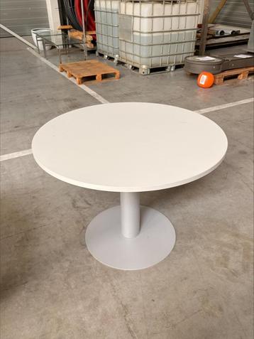 tafel beschikbaar voor biedingen