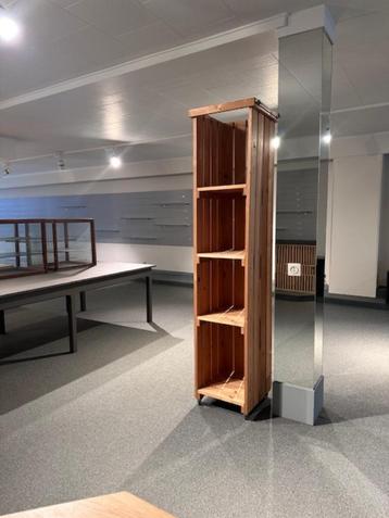 hoog rek in naturel hout  beschikbaar voor biedingen