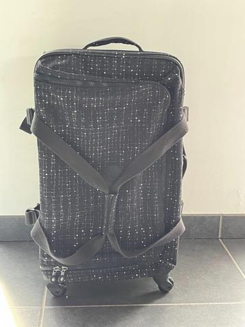 Kipling koffer Cyrah M met 4 wielen en extra draagriemen beschikbaar voor biedingen