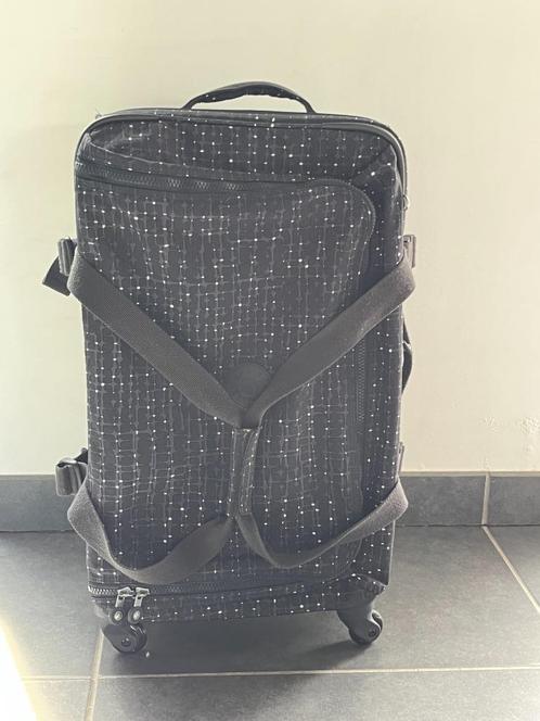 Kipling koffer Cyrah M met 4 wielen en extra draagriemen, Handtassen en Accessoires, Koffers, Zo goed als nieuw, Zacht kunststof