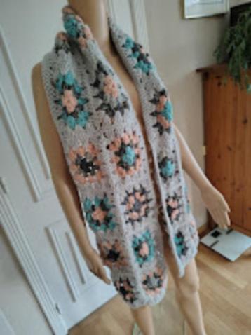 Grote zware handgemaakte granny square sjaal beschikbaar voor biedingen
