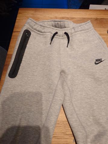 Nike trainingsbroek Tech Fleece kids 147-158 cm beschikbaar voor biedingen