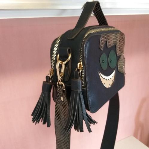 Zeer praktische kleine tas, Handtassen en Accessoires, Tassen | Schoudertassen, Ophalen of Verzenden