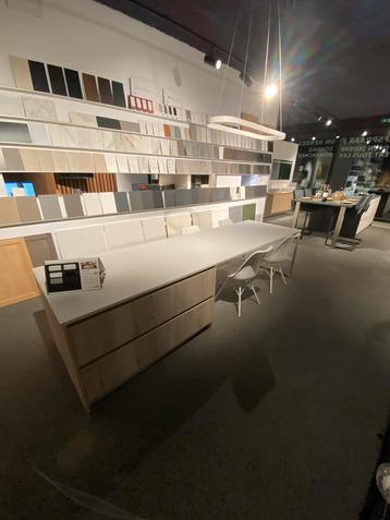 Dekton tafel met 4 lades en RVS poot