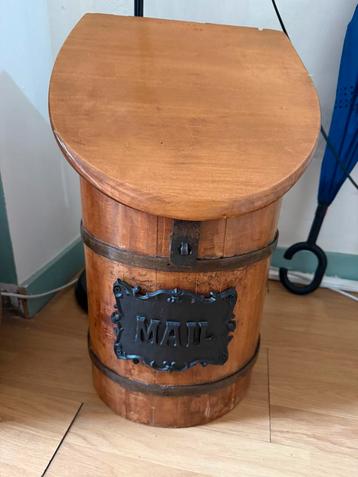 Vintage brievenbus in vat beschikbaar voor biedingen