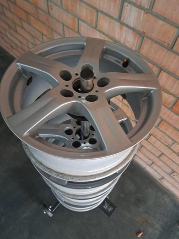 4 velgen met extra velg met band inclusief staander  beschikbaar voor biedingen