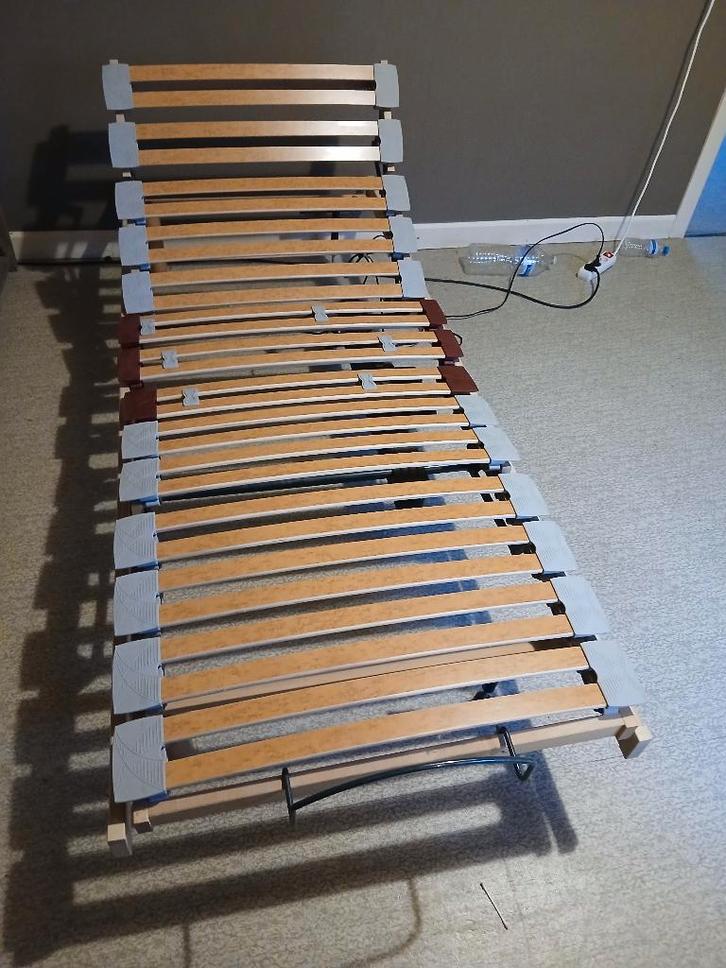 Bed plus matras 90x200, Huis en Inrichting, Slaapkamer | Bedden, Gebruikt, Eenpersoons, 90 cm, 200 cm, Hout, Bruin, Verstelbaar