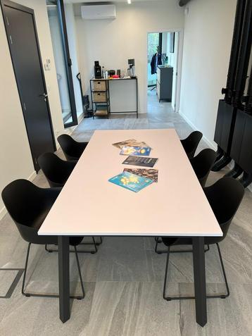 Strakke moderne tafel met bijpassende stoelen beschikbaar voor biedingen