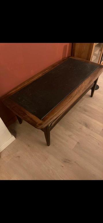 Antieke salontafel met leisteen beschikbaar voor biedingen