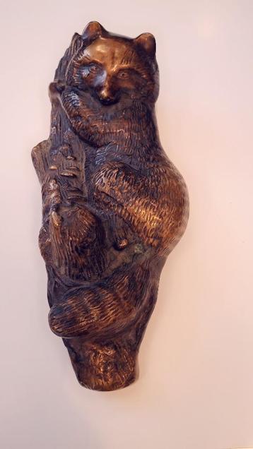 2 dieren bronzen wanddecoratie wasbeer of beer beschikbaar voor biedingen