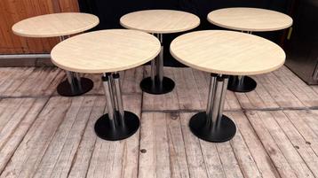 Ronde tafels met metalen voet en houtkleurig blad – 5 stuks beschikbaar voor biedingen