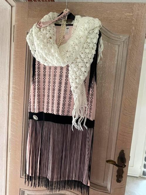 Charlestonkleedje met asseccoires NIEUW, Kleding | Dames, Gelegenheidskleding, Nieuw, Maat 38/40 (M), Roze, Ophalen of Verzenden