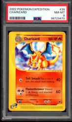 Charizard PSA 8 - 39/165 - Expedition Base Set 2002, Hobby en Vrije tijd, Verzenden, Zo goed als nieuw, Losse kaart