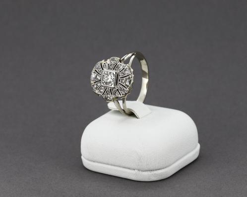18K witgouden ring in madeliefjesstijl, diamanten van 0,40 c, Handtassen en Accessoires, Ringen, Zo goed als nieuw, Dame, 17 tot 18
