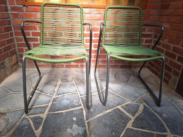 2 groene tuinstoelen beschikbaar voor biedingen