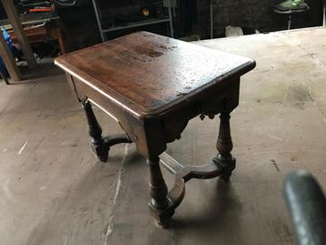 Bijzettafel beschikbaar voor biedingen