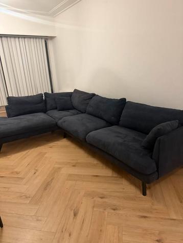 donkerblauwe hoekzetel beschikbaar voor biedingen