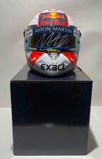 Gesigneerde 1:2 Minihelm met coa Max Verstappen, Verzamelen, Automerken, Motoren en Formule 1, Verzenden, Zo goed als nieuw