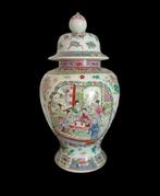 Famille Rose Chinese dekselvaas., Antiek en Kunst, Antiek | Vazen, Ophalen