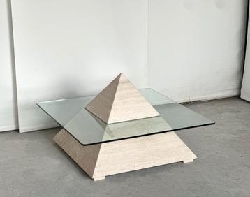 Vintage travertine pyramide coffeetable beschikbaar voor biedingen