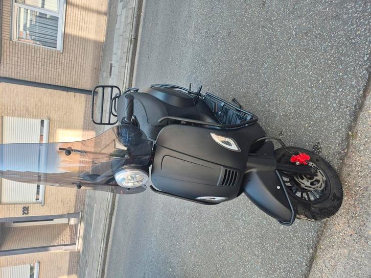 Gts toscana A klasse 70/km per uur 2021, Fietsen en Brommers, Snorfietsen en Snorscooters, Zo goed als nieuw, Benzine, Ophalen of Verzenden