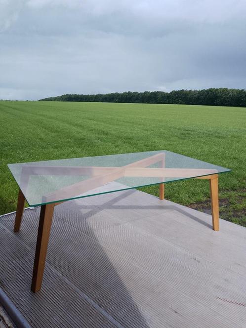 Modern Zweedse salontafel met gekruiste poten/glazen blad, Huis en Inrichting, Tafels | Salontafels, Zo goed als nieuw, Minder dan 50 cm