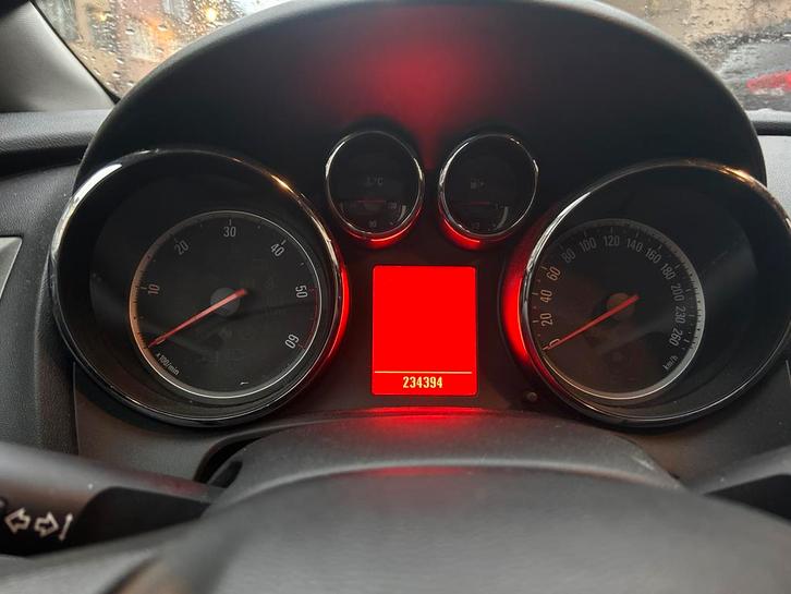 Opel astra 2010 235 000 km, Autos, Opel, Astra, ABS, Airbags, Air conditionné, Verrouillage central, Cruise Control, Rétroviseurs électriques