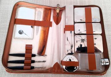 Vintage toiletreisset in originele leren tas  beschikbaar voor biedingen