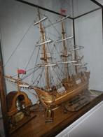 Maquette de bateau Endeavor avec étui en verre 89cmx35cmx76c, Comme neuf, Enlèvement