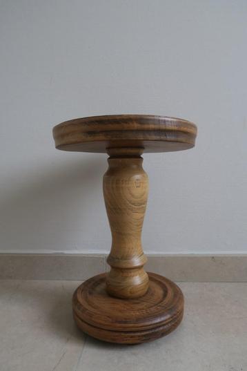 Eiken, handgemaakt rond bijzettafeltje beschikbaar voor biedingen