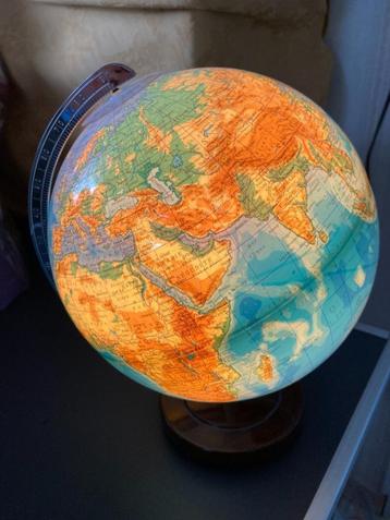Wereldbol lamp beschikbaar voor biedingen