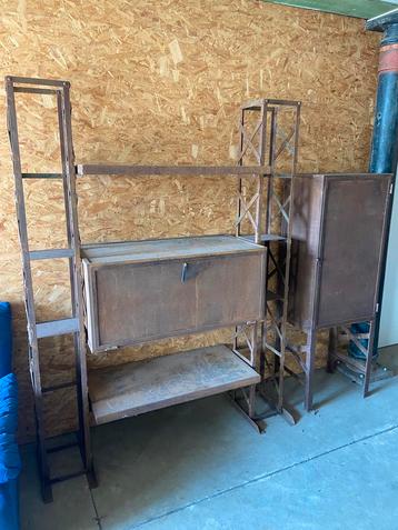 Industrieel design- Stalen kast + rek beschikbaar voor biedingen