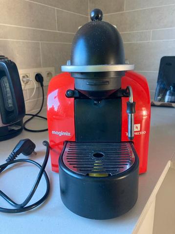Nespresso Magimix met melkopschuimer, Enlèvement, Comme neuf