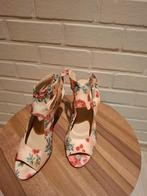 Leuke peeptoe hakken met bloemenmotief maat 40, Kleding | Dames, Schoenen, Ophalen, Pumps