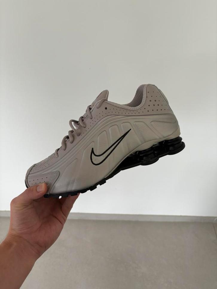 Nike Shox R4 College Grey – Nieuw – Maat 42 / US 8,5, Kleding | Heren, Schoenen, Sneakers, Ophalen of Verzenden