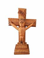Art Brut houten kruisbeeld, gesigneerd 34 cm hoog, Antiek en Kunst, Ophalen
