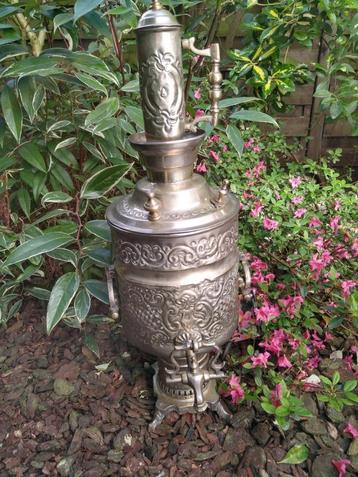 Oude samovar  beschikbaar voor biedingen