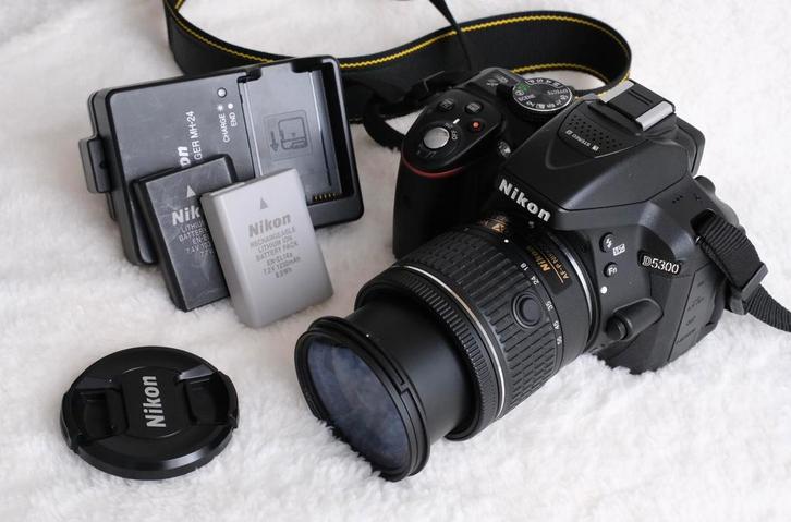 Nikon D5300 + 18-55mm AF-P VR – 2 batteries, Audio, Tv en Foto, Fotocamera's Analoog, Zo goed als nieuw, Spiegelreflex, Nikon